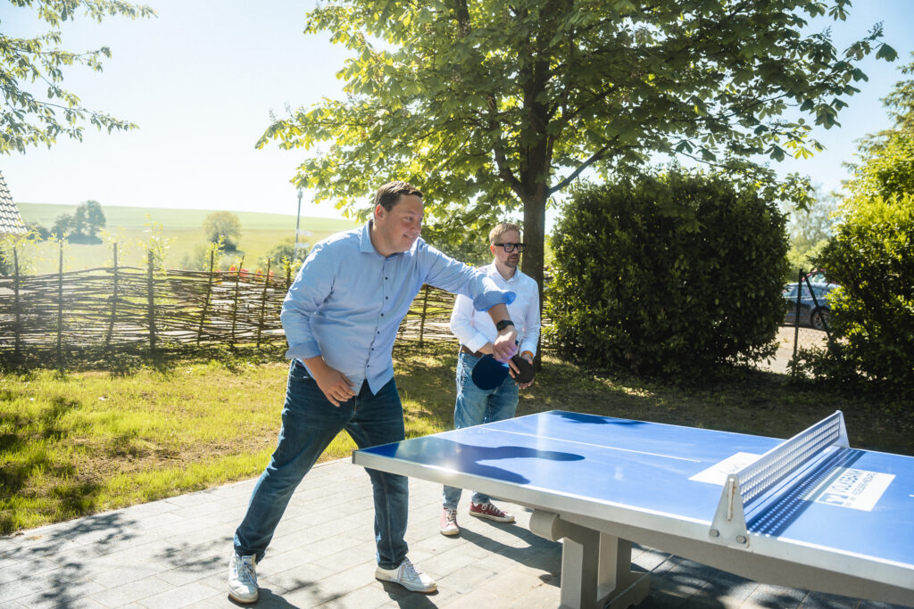 Zwei Personen spielen Tischtennis.