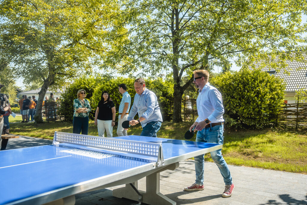 Mehrere Personen spielen Tischtennis