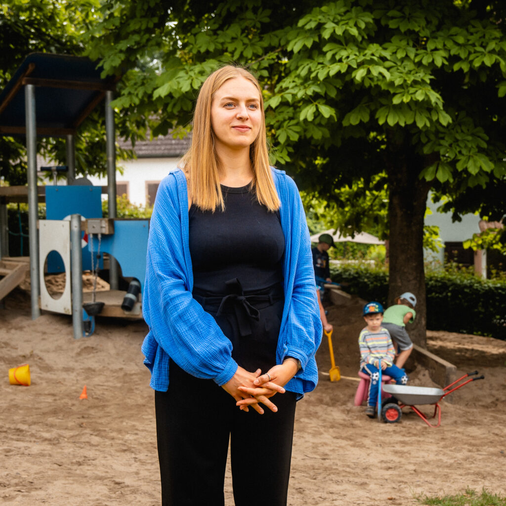 Eine Person steht auf einem Spielplatz